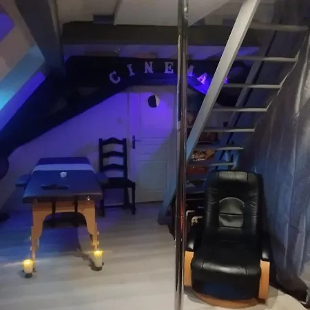 Loveroom Theme Cinema Appartement